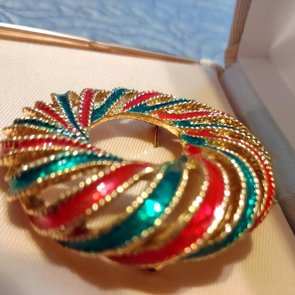 1950's Vintage Brooch in Red, Green and Gold in original box. Enamel & Goldtone - Picture 3 of 3